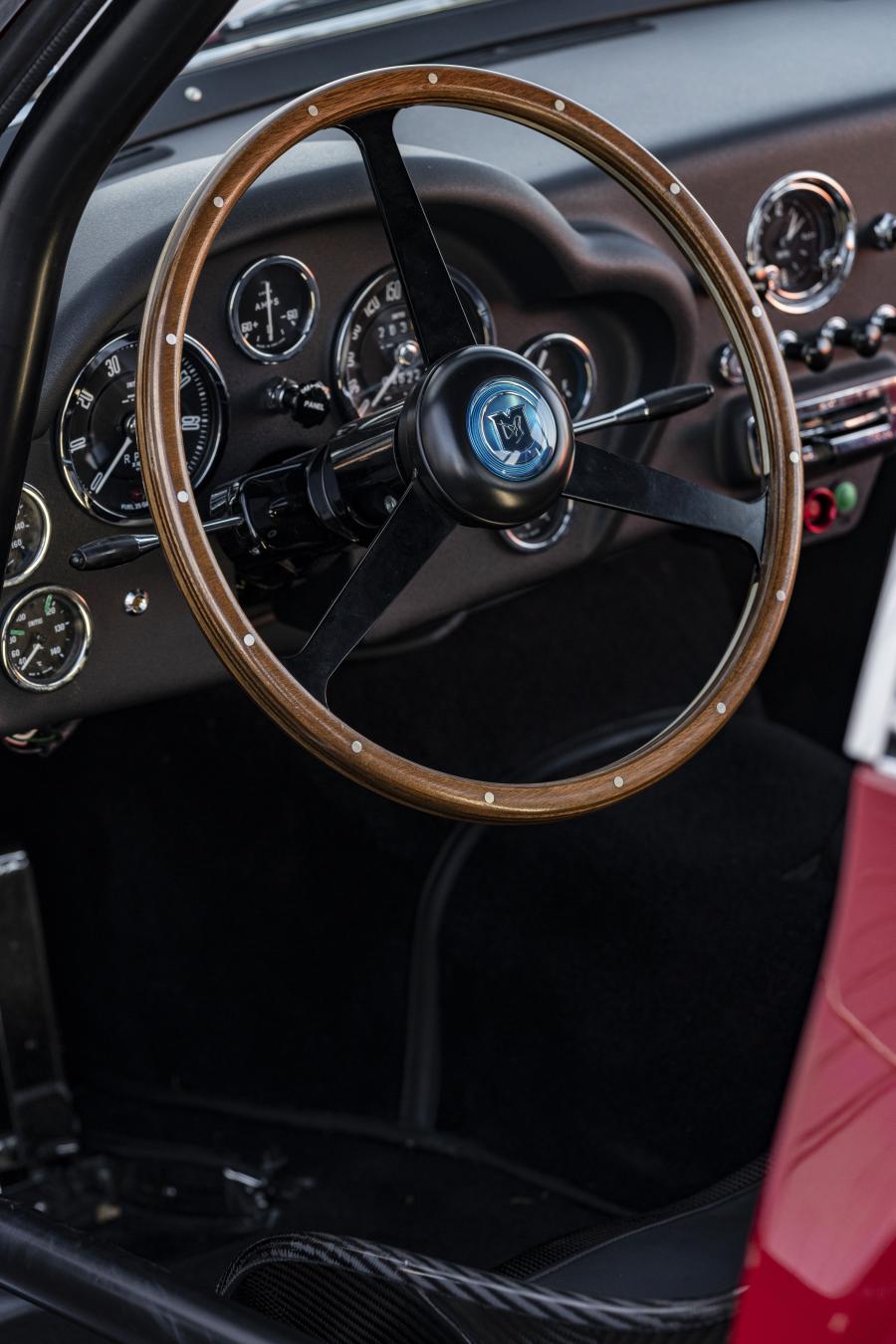 Панель приборов Aston Martin DB4 GTZ Continuation 2019 года  (фото 26 из 39)